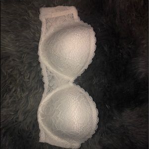 White lace strapless bra